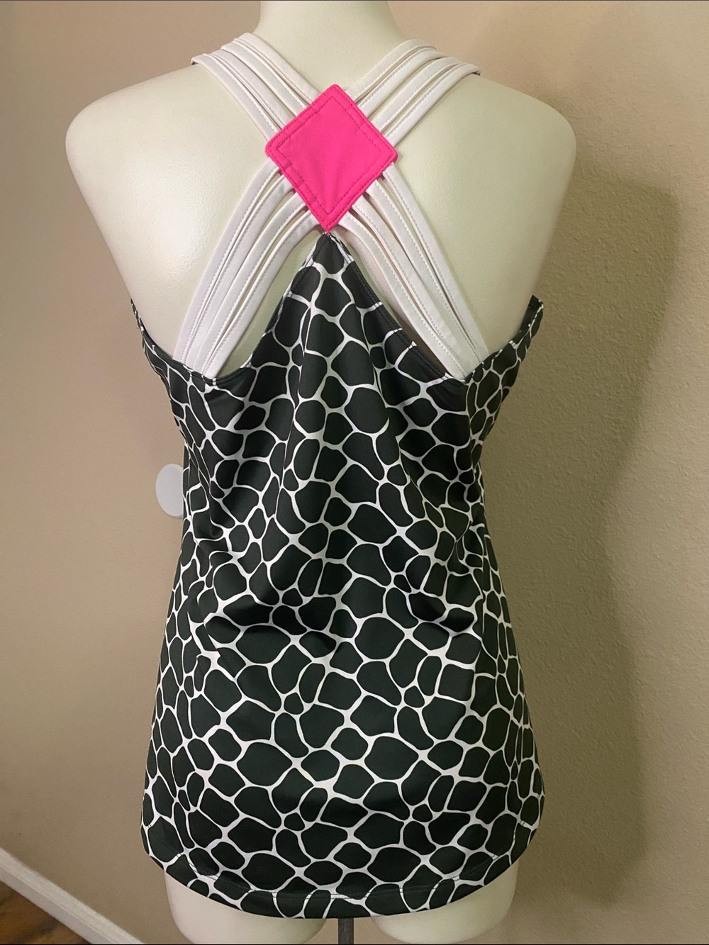 Jofit Black & White Geometric sport tennis criss cross back Tank 💕
